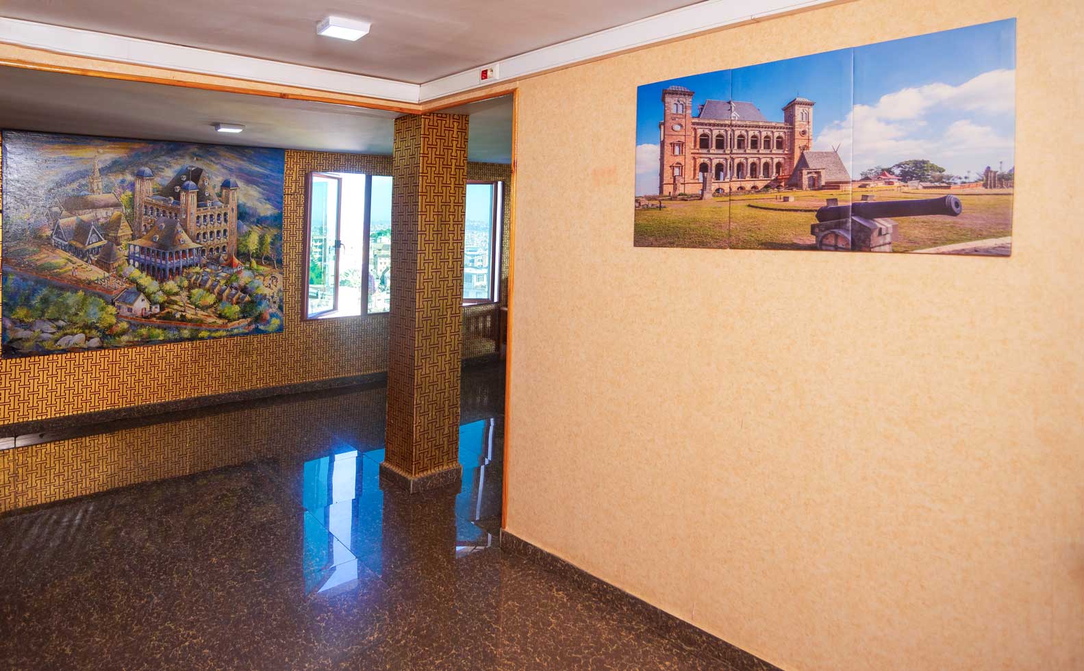 Décoration mural couloir Hotel le Pousse Pousse Antaninarenina