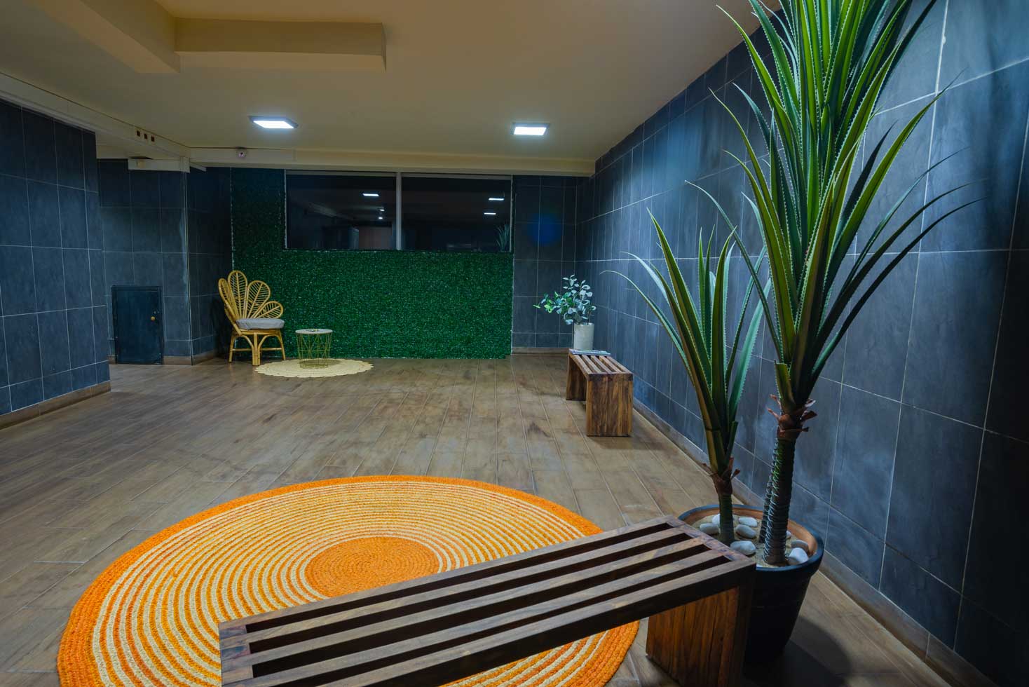 Espace détente Hotel le Pousse Pousse à Antaninarenina avec une décoration verte