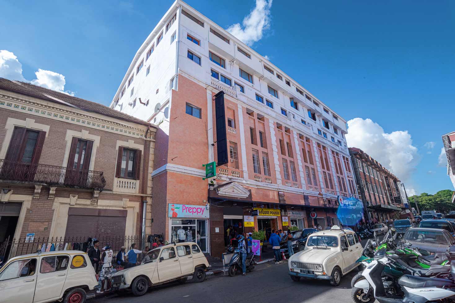 Hotel le Pousse Pousse au rue general Rabehevitra Antaninarenina