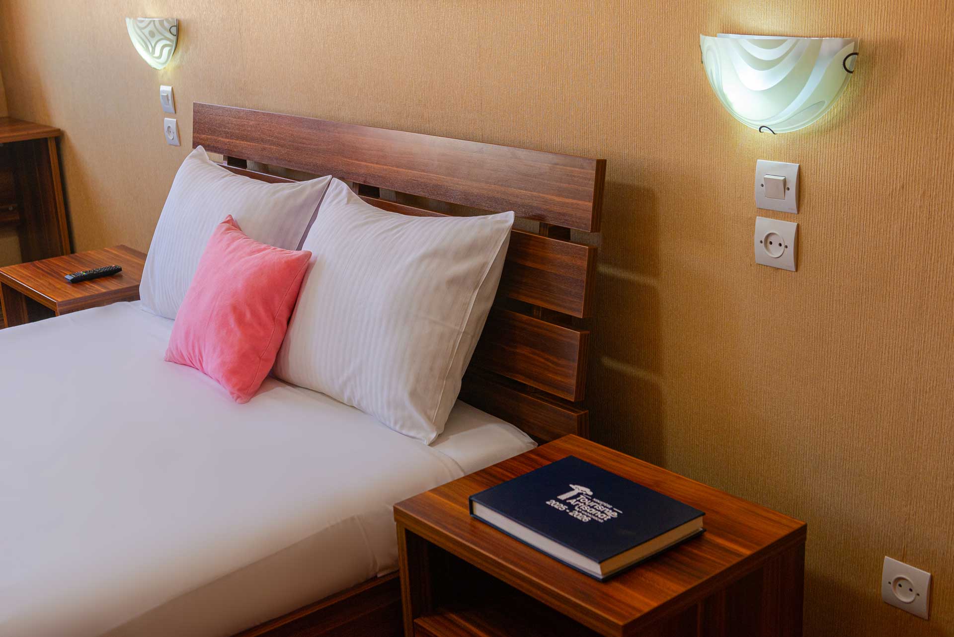 Table de chevet Hotel le Pousse Pousse Antaninarenina